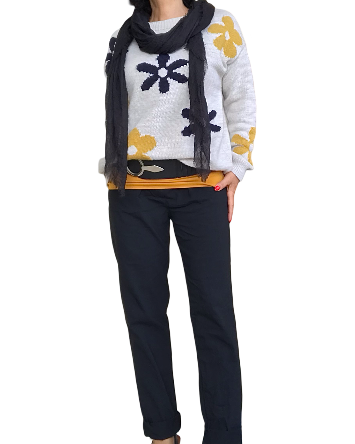 Chandail en tricot crème col rond avec fleur noir et jaune, avec ceinture large élastique noire, foulard noir et camisole gainante jaune moutarde