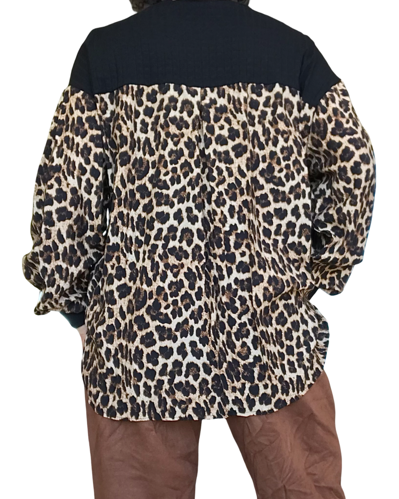 Chandail à manche longue noir avec les manches imprimées léopard