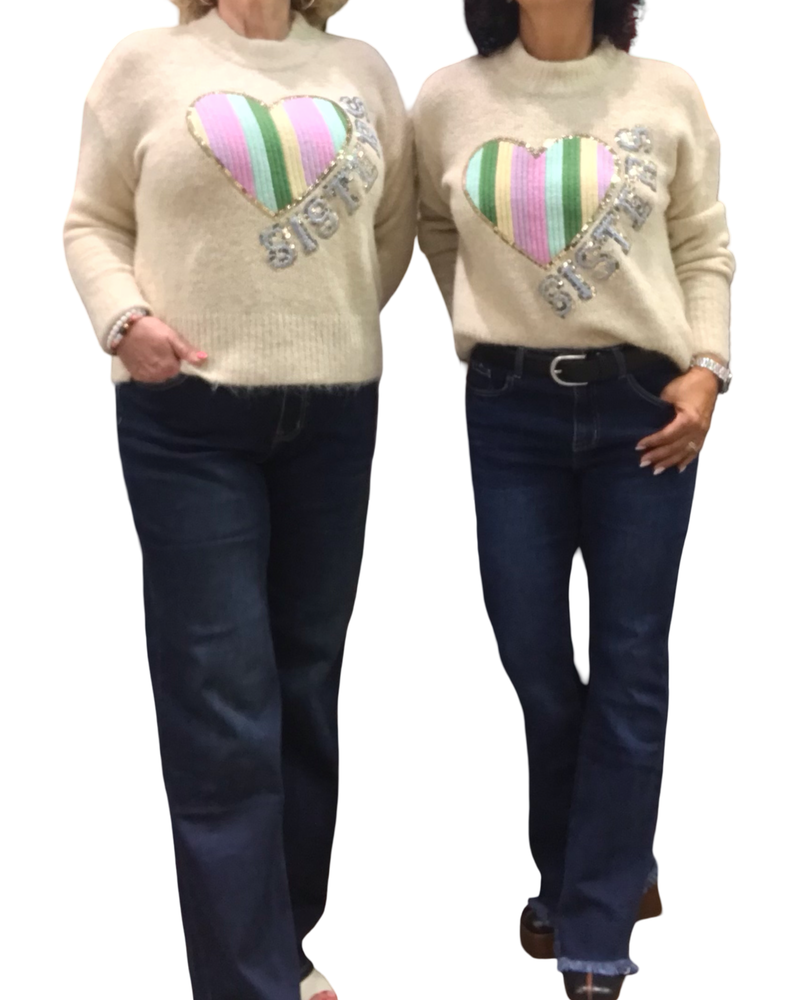 Chandail col montant beige en tricot avec un appliqué de cœur arc-en-ciel