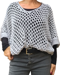 Chandail de tricot gris en grandes mailles et gilet noir