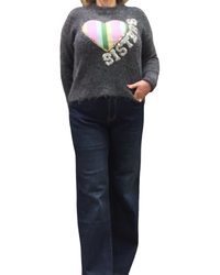 Chandail col montant gris charcoal chiné en tricot avec un appliqué de cœur arc-en-ciel