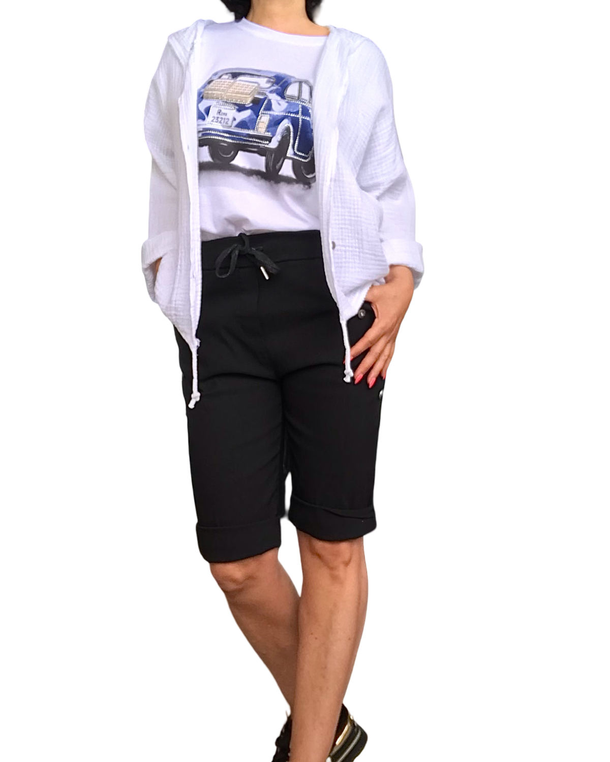 Chemise blanche texturée à capuchon avec cordon au bas avec T-shirt blanc, Fiat 500 bleu et bermuda, taille élastique noire