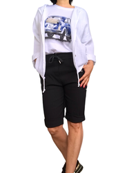 Chemise blanche texturée à capuchon avec cordon au bas avec T-shirt blanc, Fiat 500 bleu et bermuda, taille élastique noire