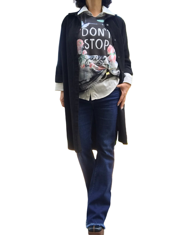 T-shirt col en V manche longue, dessin de fleurs blanc, rose, vert et noir