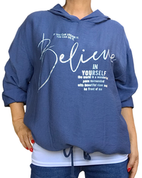 Chandail à capuchon bleu avec une écriture argentée « Believe » avec camisole gainante blanche