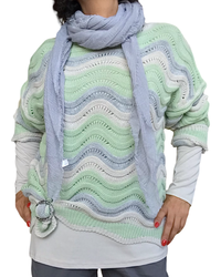 Chandail en tricot zig zag col rond beige, gris, et vert céleri avec foulard gris