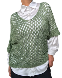 Chandail de tricot vert avec un fil doré en grandes mailles