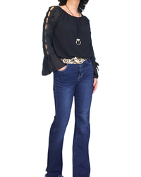 Blouse en voile unie noire, dentelle le long des manches et volant au bas