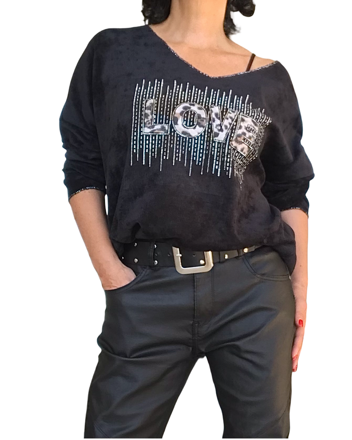 Chandail noir col en V en velours chenille avec LOVE écrit en léopard