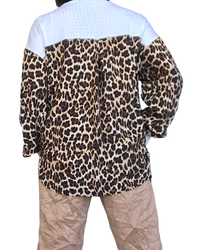 Chandail à manche blanc cassé avec les manches imprimées léopard