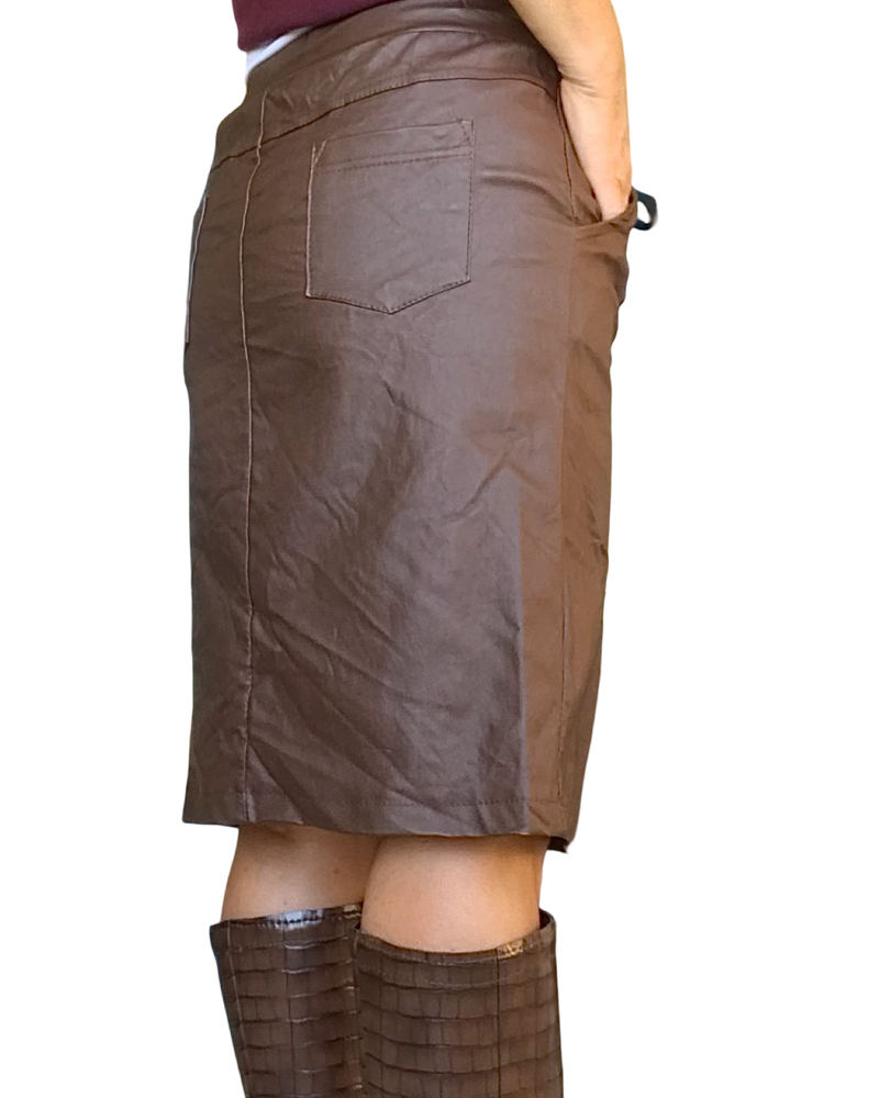Jupe brune froissée en similicuir avec cordon