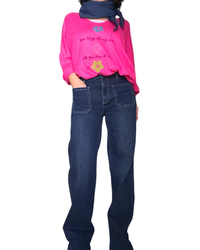 Jeans foncé palazzo, poches appliquées devant avec chandail fushia et foulard marine