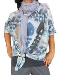 Chandail imprimé poisson et animal avec foulard gris et camisole gainante grise et boucle d’ajustement 