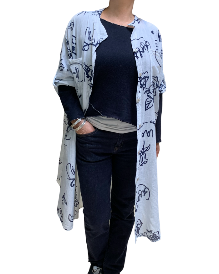 Chemise longue blanche imprimé d’écritures marines Pré-vente (livraison le 10 Mai)