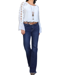 Blouse en voile unie blanche, dentelle le long des manches et volant au bas