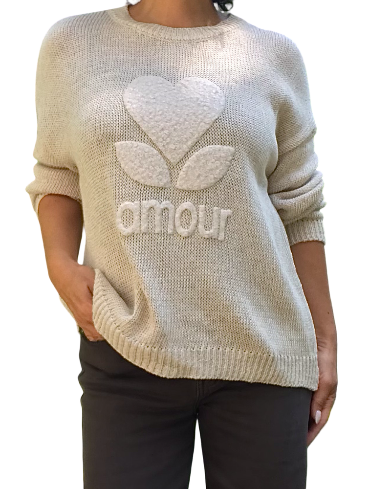 Chandail col rond uni beige en tricot avec un appliqué de cœur texturé beige