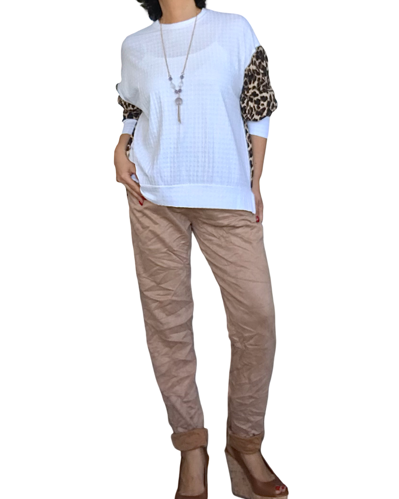 Chandail à manche blanc cassé avec les manches imprimées léopard