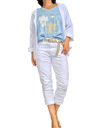 T-shirt bleu ciel col V fleurs dorées – Élégant et frais