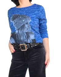 Chandail en tricot bleu royal à manche longue avec une jeune femme qui porte un bonnet