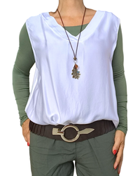 Débardeur blanc en satin col en V avec t-shirt manche longue vert, ceinture large élastique brune et collier