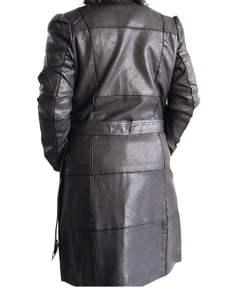 Manteau noir en cuir vegan long patch work de dos