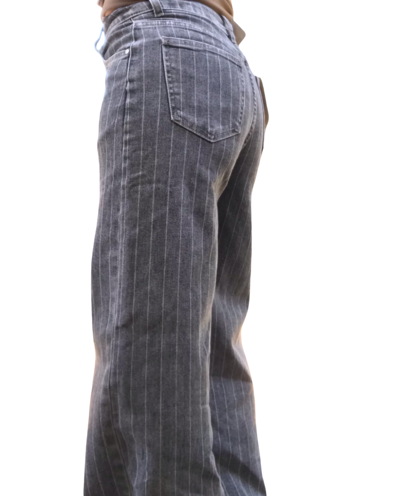 Jeans gris à rayures fine blanche jambe droite, 31 pouces de jambe