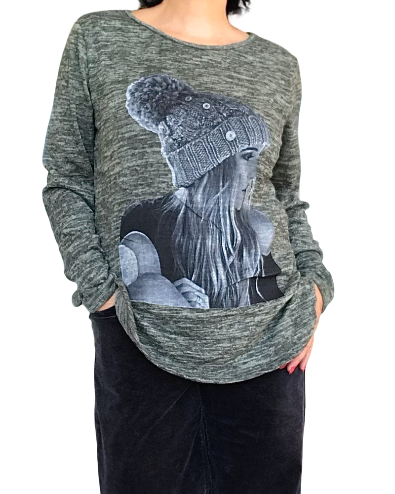 Chandail en tricot kaki à manche longue avec une jeune femme qui porte un bonnet