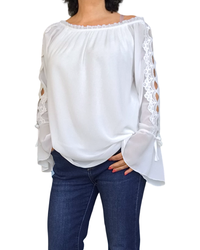 Blouse en voile unie blanche, dentelle le long des manches et volant au bas
