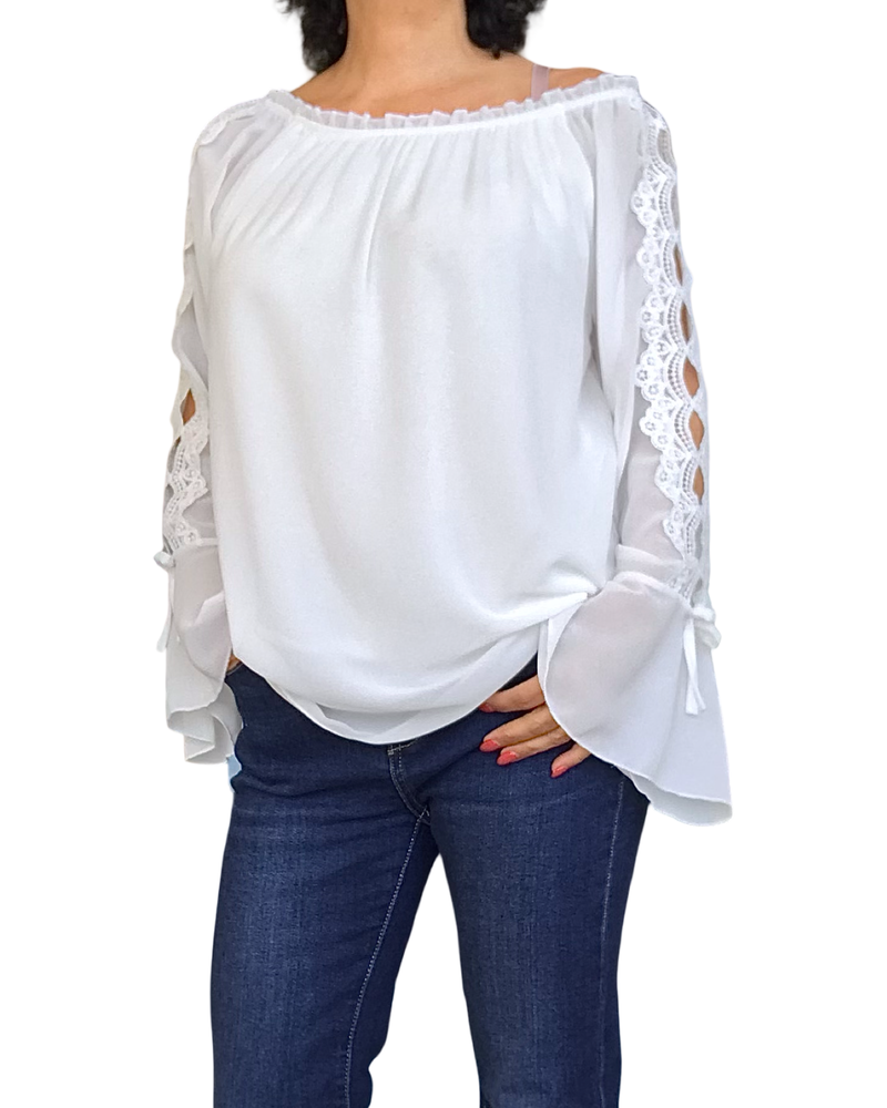 Blouse en voile unie blanche, dentelle le long des manches et volant au bas