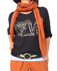 Chandail à manche longue col en V avec imprimé «LOVE » en léopard noir avec camisole gainante blanche et foulard orange brulé