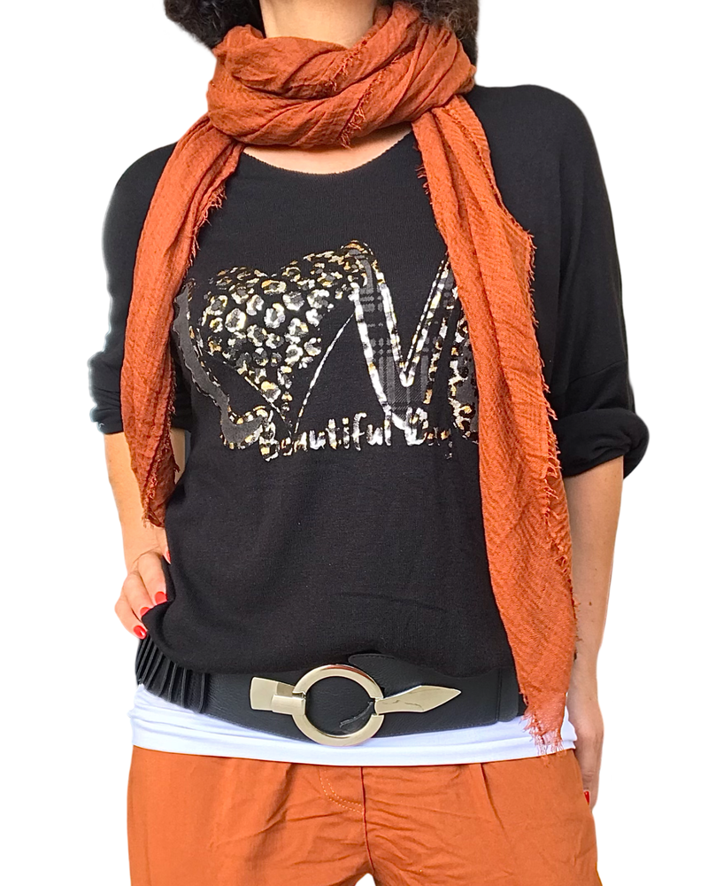 Chandail à manche longue col en V avec imprimé «LOVE » en léopard noir avec camisole gainante blanche et foulard orange brulé