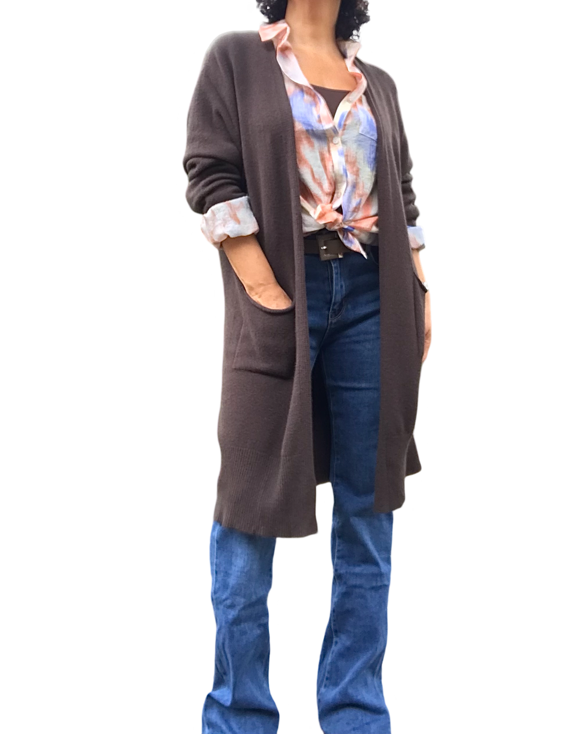 Cardigan femme brun uni long avec deux poches avec chemise et jeans bleu