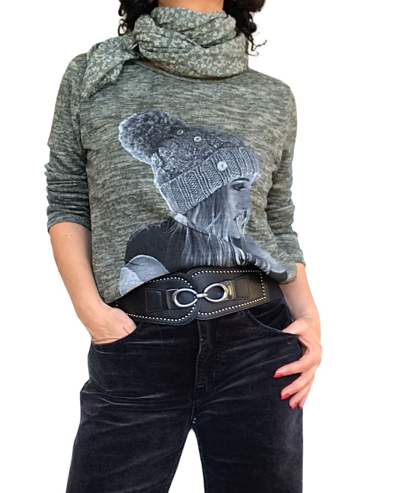 Chandail en tricot kaki à manche longue avec une jeune femme qui porte un bonnet