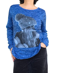 Chandail en tricot bleu royal à manche longue avec une jeune femme qui porte un bonnet