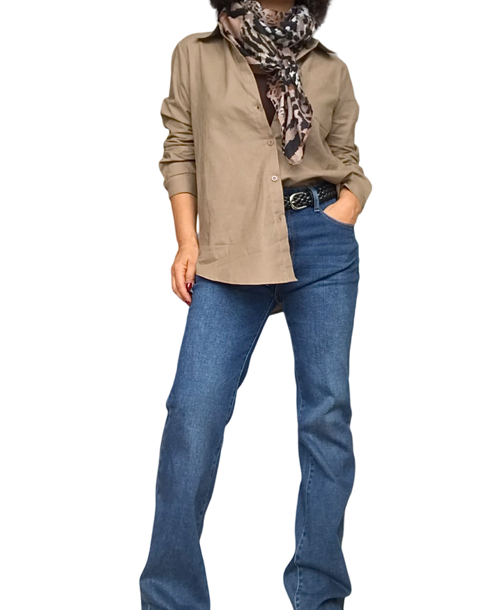 Chemise unie, manche longue, camel avec jeans