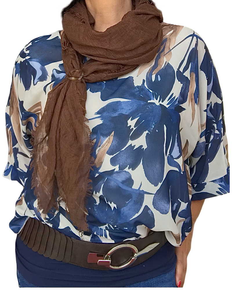 Blouse à manches 3/4 en voile imprimé floral noué au bas, gilet bleu marin et ceinture brune et foulard brun