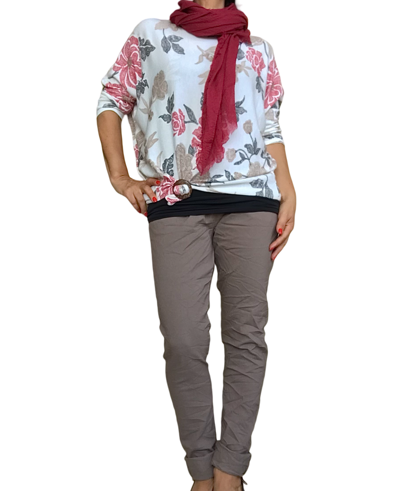 Chandail blanc imprimé de fleurs rouge, moka et noir avec pantalon moka et foulard rouge vin