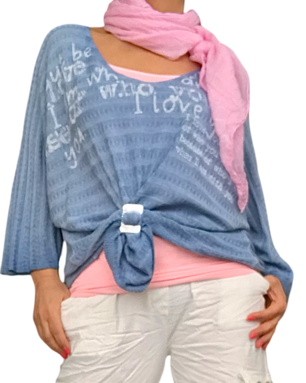 Chandail de tricot uni manche courte avec écritures blanches au haut bleu jeans Ave. Camisole gainante et foulard rose pâle.