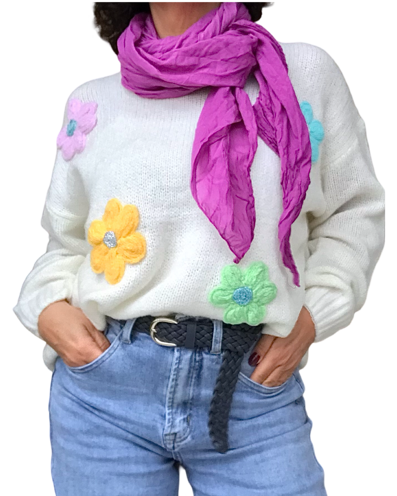 Chandail en tricot crème avec appliqué de 4 fleurs avec foulard magenta