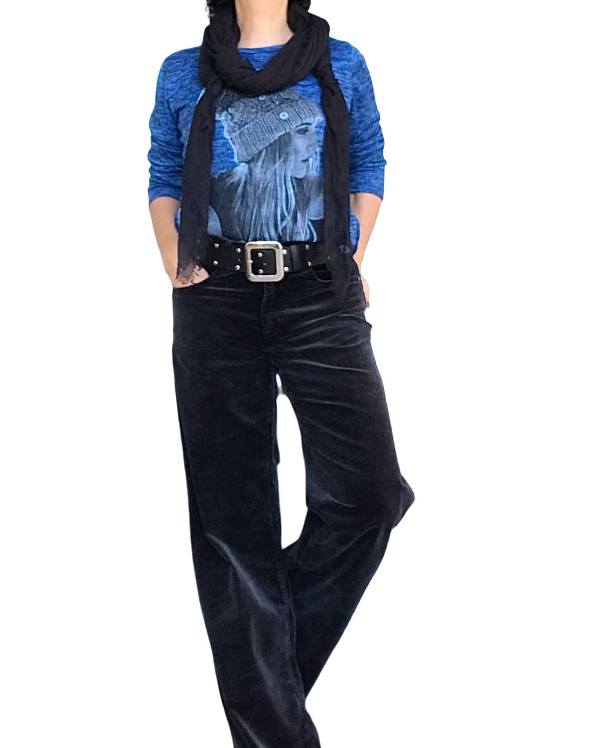 Chandail en tricot bleu royal à manche longue avec une jeune femme qui porte un bonnet