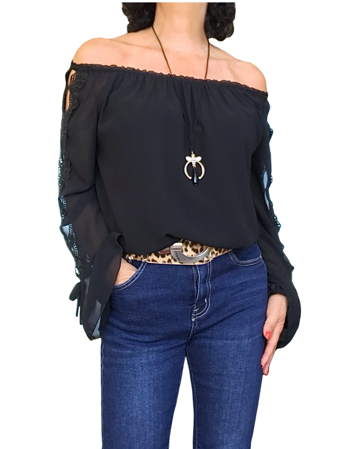 Blouse en voile unie noire, dentelle le long des manches et volant au bas