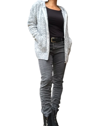 Pantalon ajusté gris  charcoal avec boutons devant avec cardigan à capuchon blanc