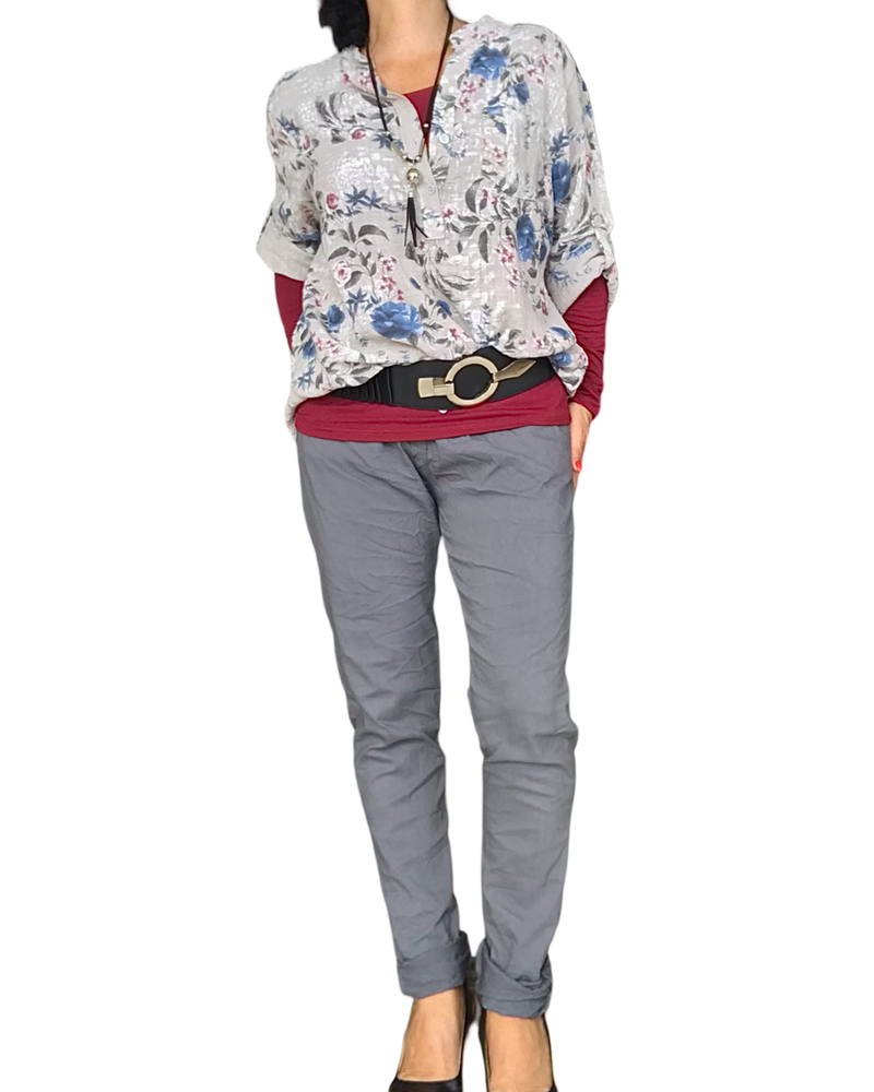 Blouse beige fleuri bleu, bourgogne et noir avec t-shirt manche longue rouge vin, pantalon taille élastique gris