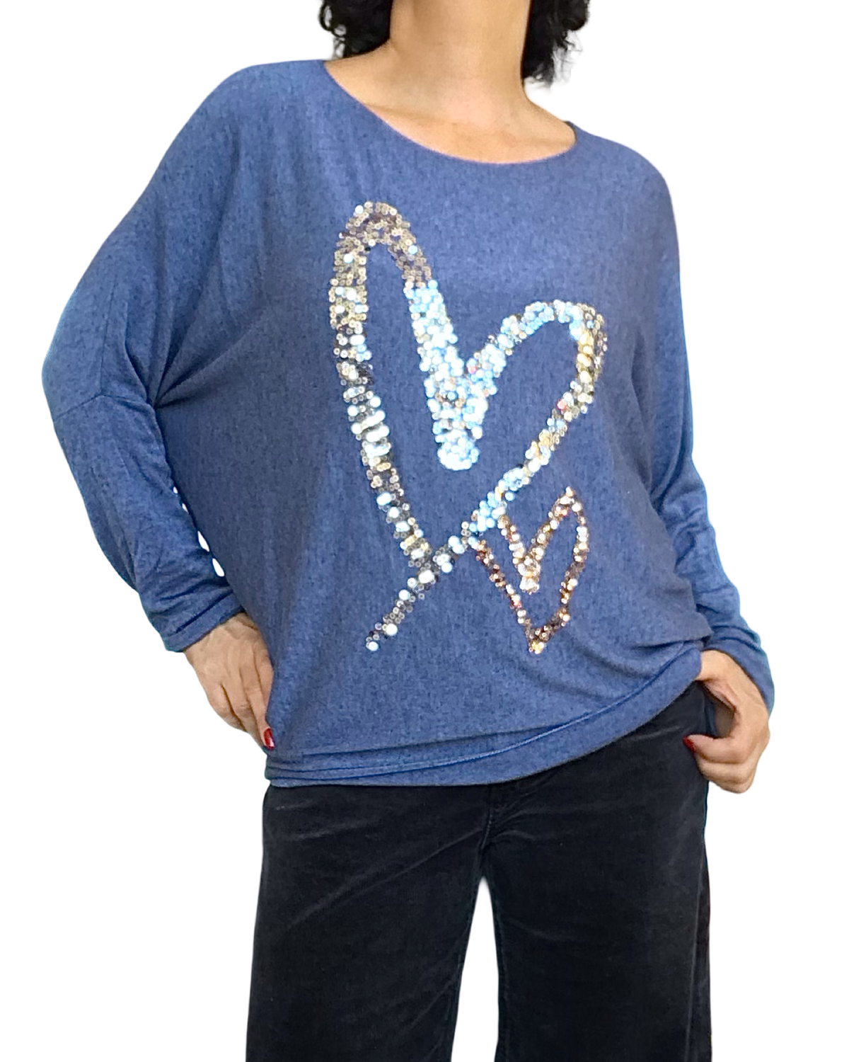 Chandail en tricot léger bleu avec cœur en paillettes argent et rouge