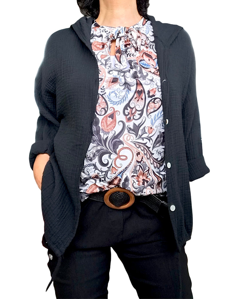 Chemise noire, texturée à capuchon, manches longues avec camisole blanche, imprimé floral noire, noisette, et bleu ciel nouée au cou