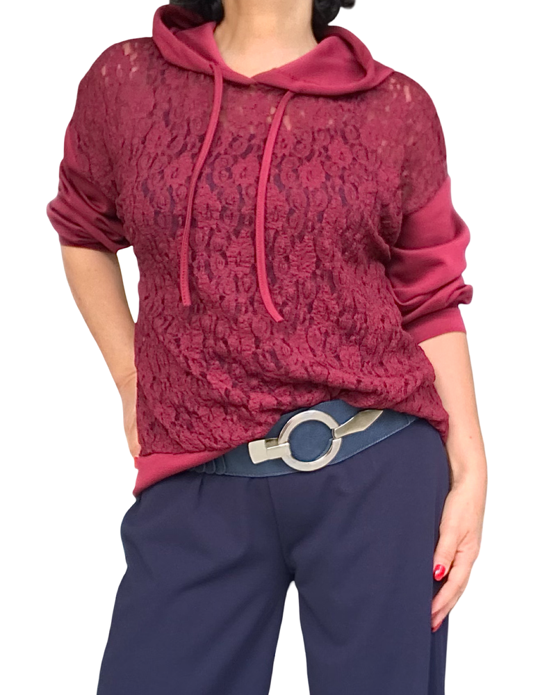 Chandail rouge vin en dentelle à capuchon