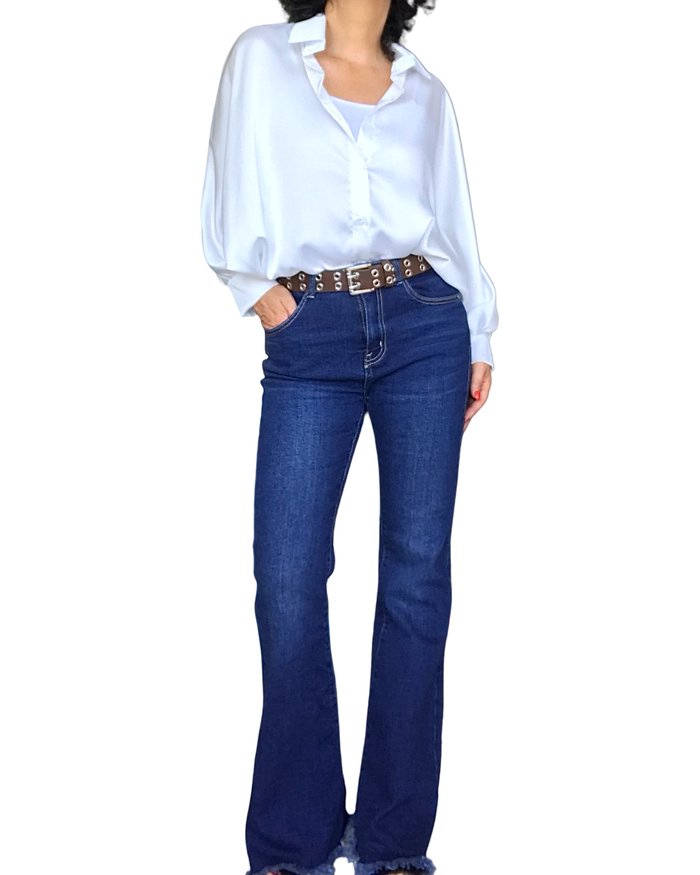 Chemise en satin blanche, manche chauve-souris