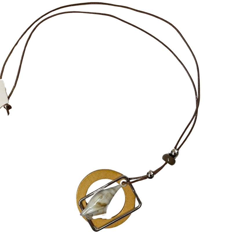 Bijoux | Collier avec une babiche brune et un cercle en bois camel