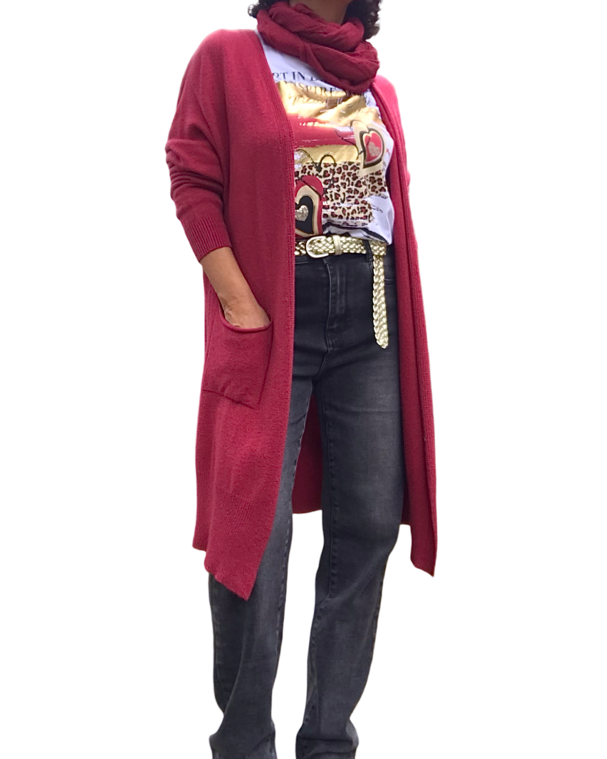 Cardigan femme rouge uni long avec deux poches avec jeans noir t-shirt blanc et foulard rouge