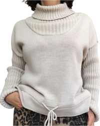 Chandail en tricot beige col roulé cordon devant au bas avec camisole gainante blanche